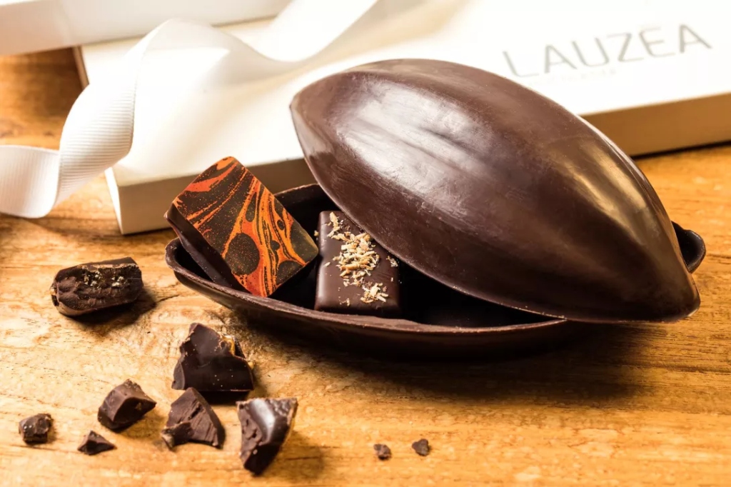 Cabosse en chocolat Lauzea garnie de pralinés artisanaux
